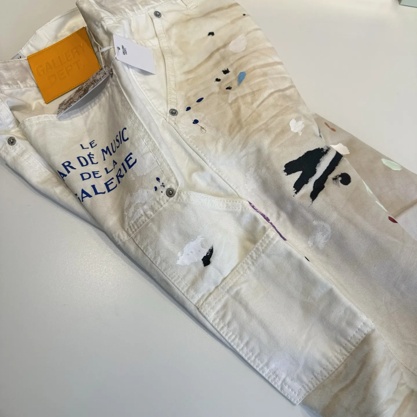P250 model number: D457 GALLERY DEPT. ss25 new color graffiti hand-painted splicing printed letters bootcut jeans Size: 28, 30, 32, 34, 36 (S-XXL) Color: hand-painted white Size reference: pants length 100 102 104 106 106 waist 72 76 80 84 88 recommended weight S (about 110 pounds) M (about 120 pounds) L (about 140 pounds) XL (about 165 pounds) XXL (about 185 pounds)